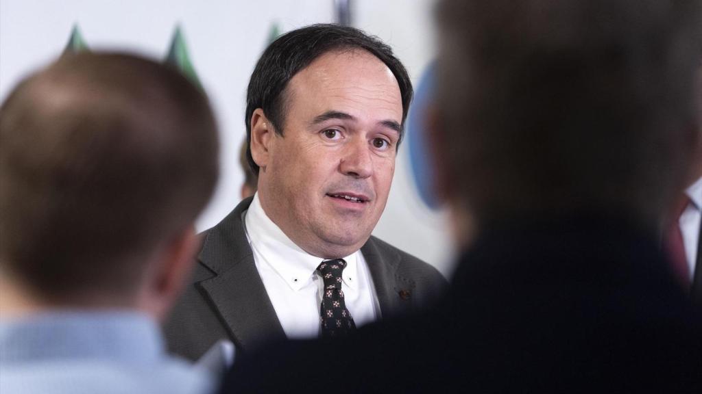 A la derecha, el portavoz de Vox en Les Corts, José María Llanos. Jorge Gil / EP