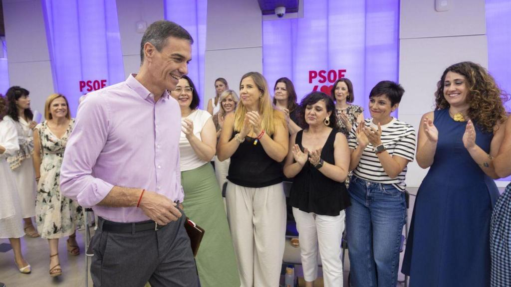 Las secretarias y portavoces de Igualdad del PSOE aplauden a Pedro Sánchez.