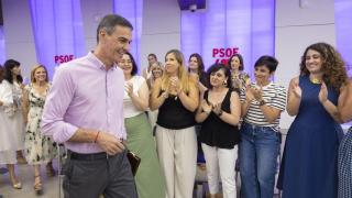 Las secretarias y portavoces de Igualdad del PSOE aplauden a Pedro Sánchez.