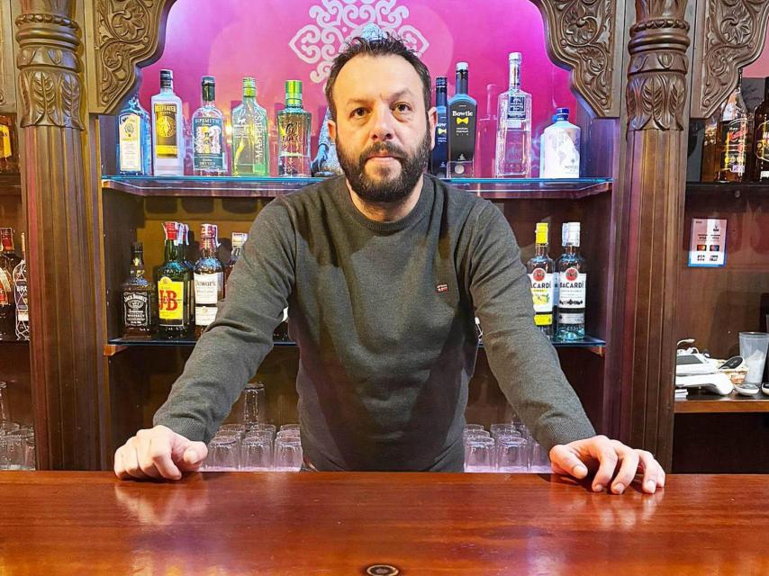 Víctor en la barra de su bar de Tordesillas