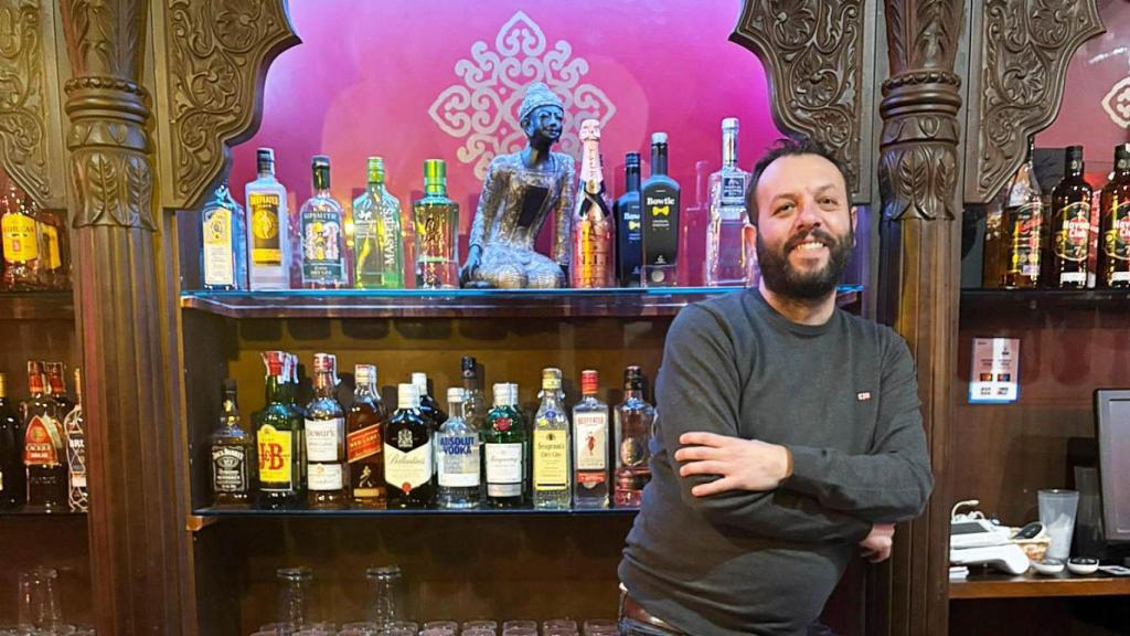 Víctor sonriente en su bar