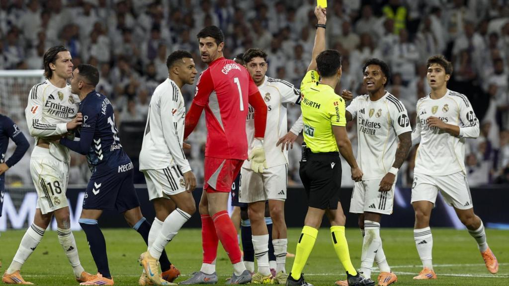 Quintero González amonesta a Rodrygo.