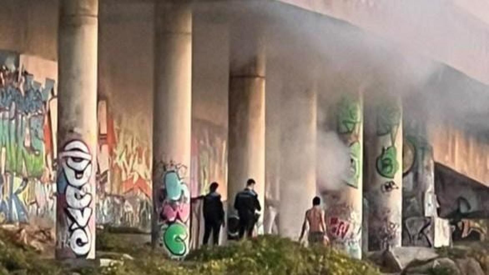 Un pequeño incendio en el Paseo Marítimo de A Coruña moviliza a los bomberos