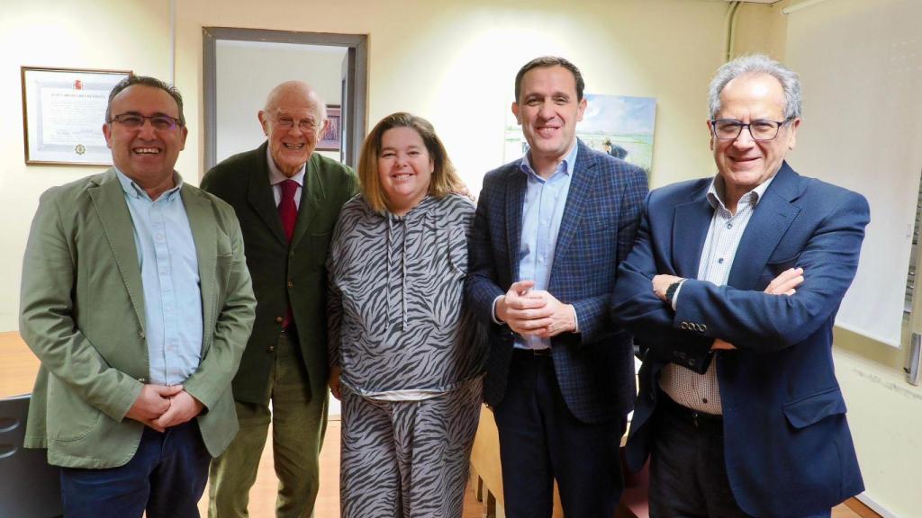 El presidente de la Diputación de Valladolid, Conrado Íscar, y el presidente de la Fundación Banco de Alimentos de Valladolid, Jesús Mediavilla, tras la firma de la adenda al convenio de colaboración, este miércoles