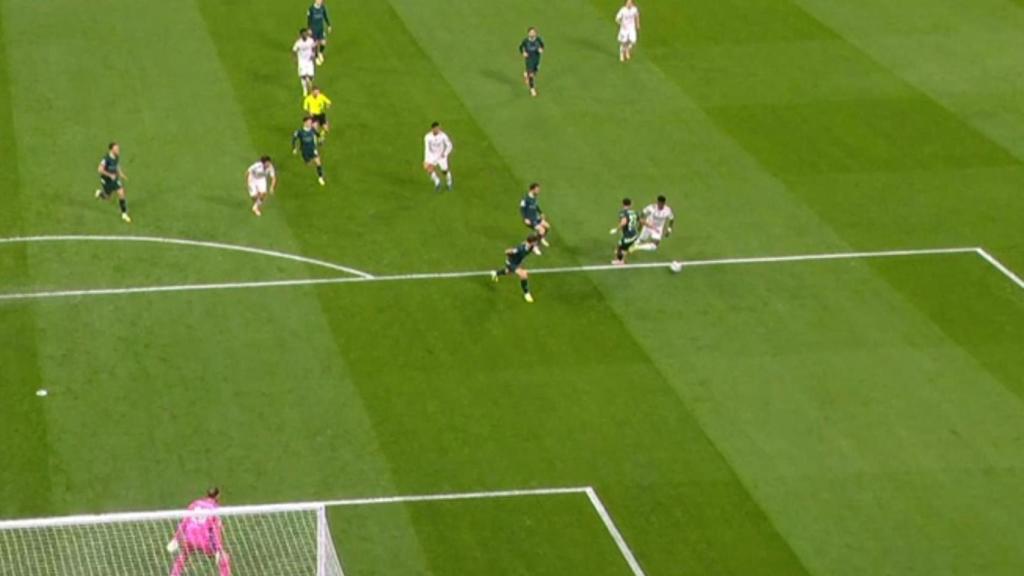 Vinicius, en la falta al borde del área.