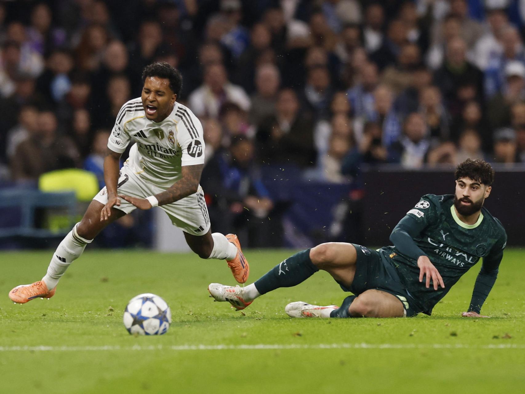 Rodrygo cae al suelo en el partido ante el City.