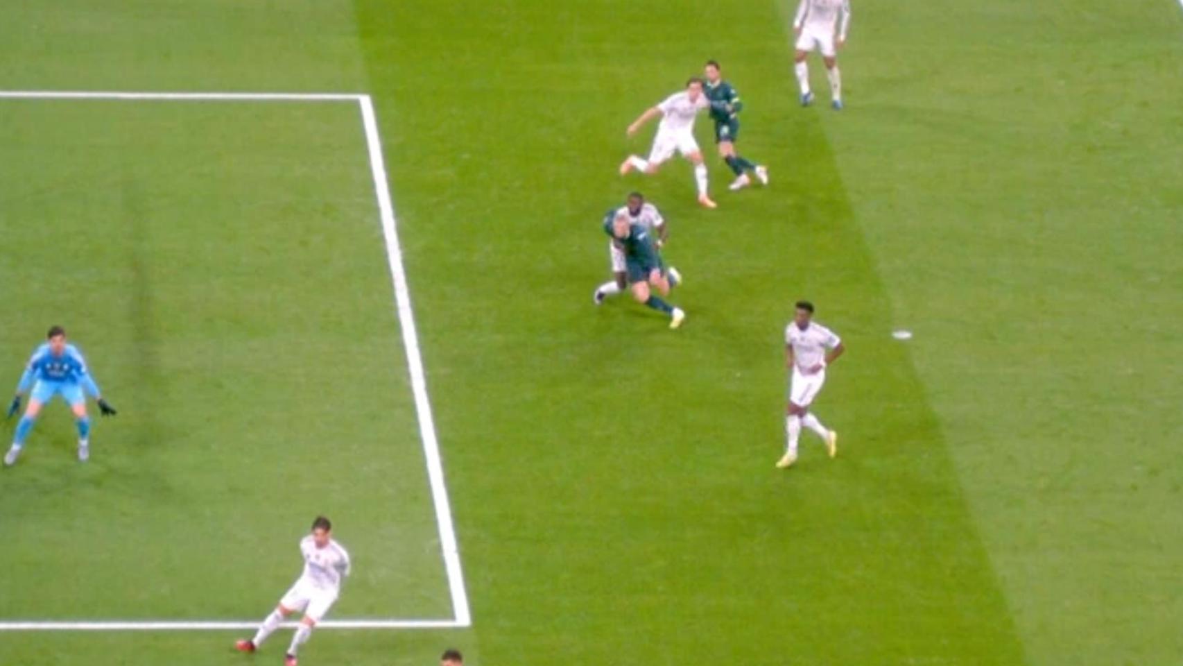 Agarrón de Rüdiger sobre Haaland.