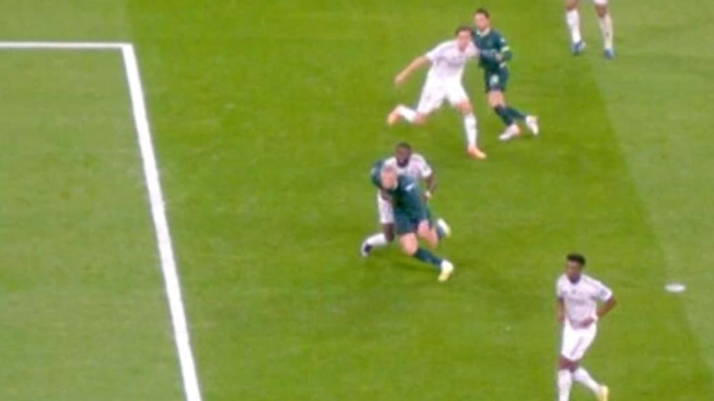 Agarrón de Rüdiger sobre Haaland.