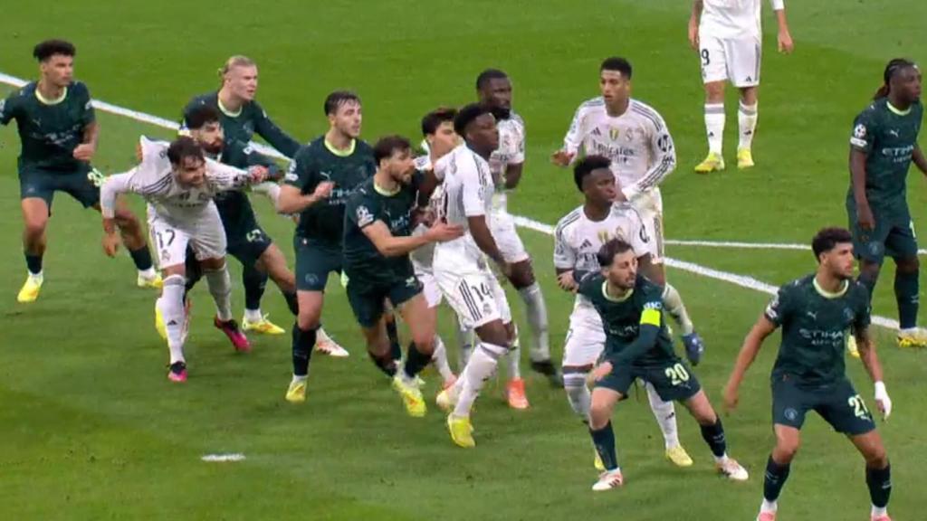 Asencio, agarrado por la defensa del City.