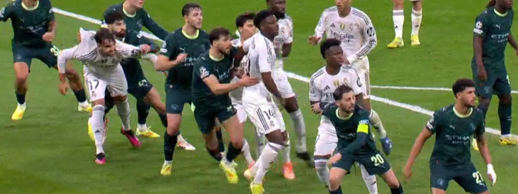 Asencio, agarrado por la defensa del City.