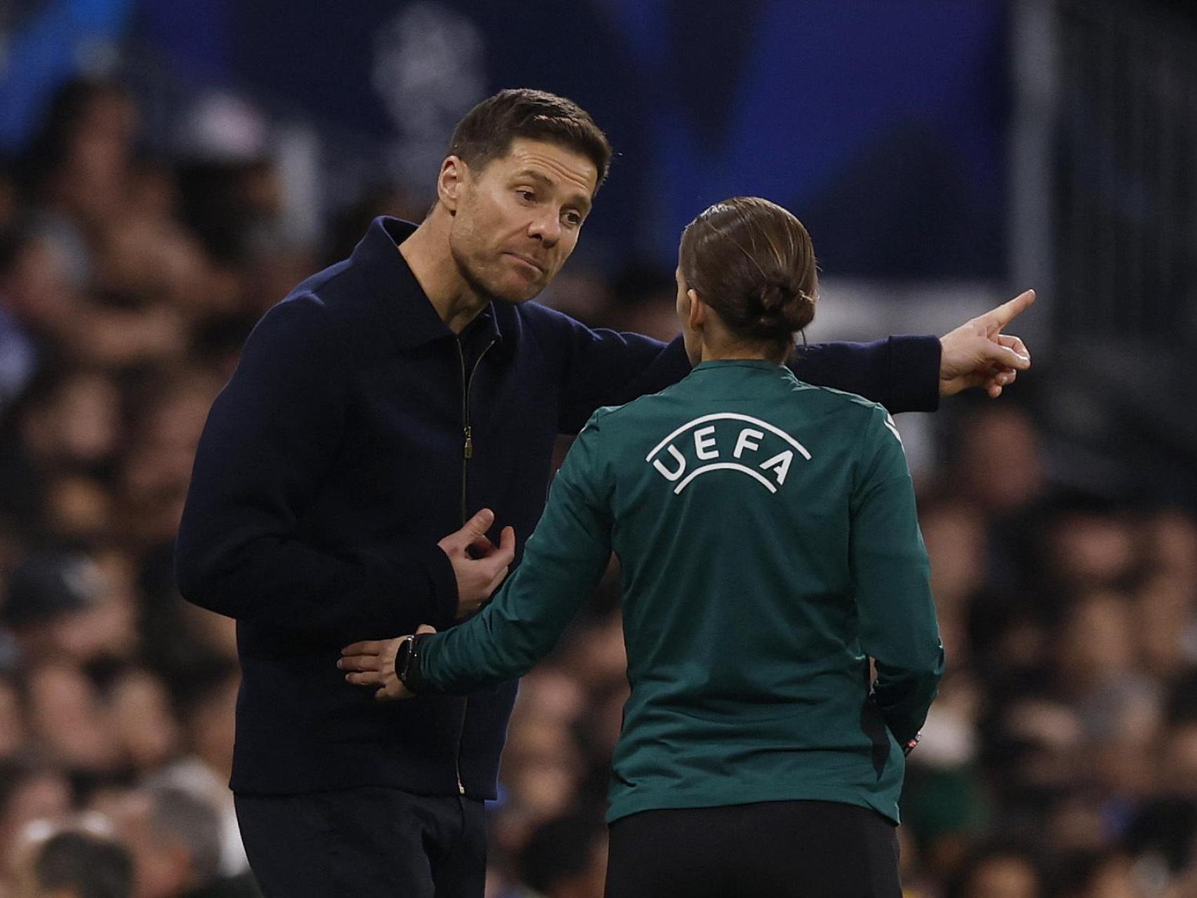 Xabi Alonso dialoga con el árbitro.
