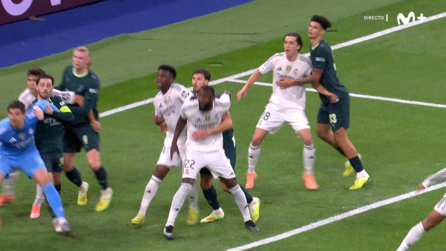 Bernardo Silva agarra a Courtois en el primer gol de O'Reilly.