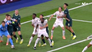 Bernardo Silva agarra a Courtois para el primer gol de O'Reilly.