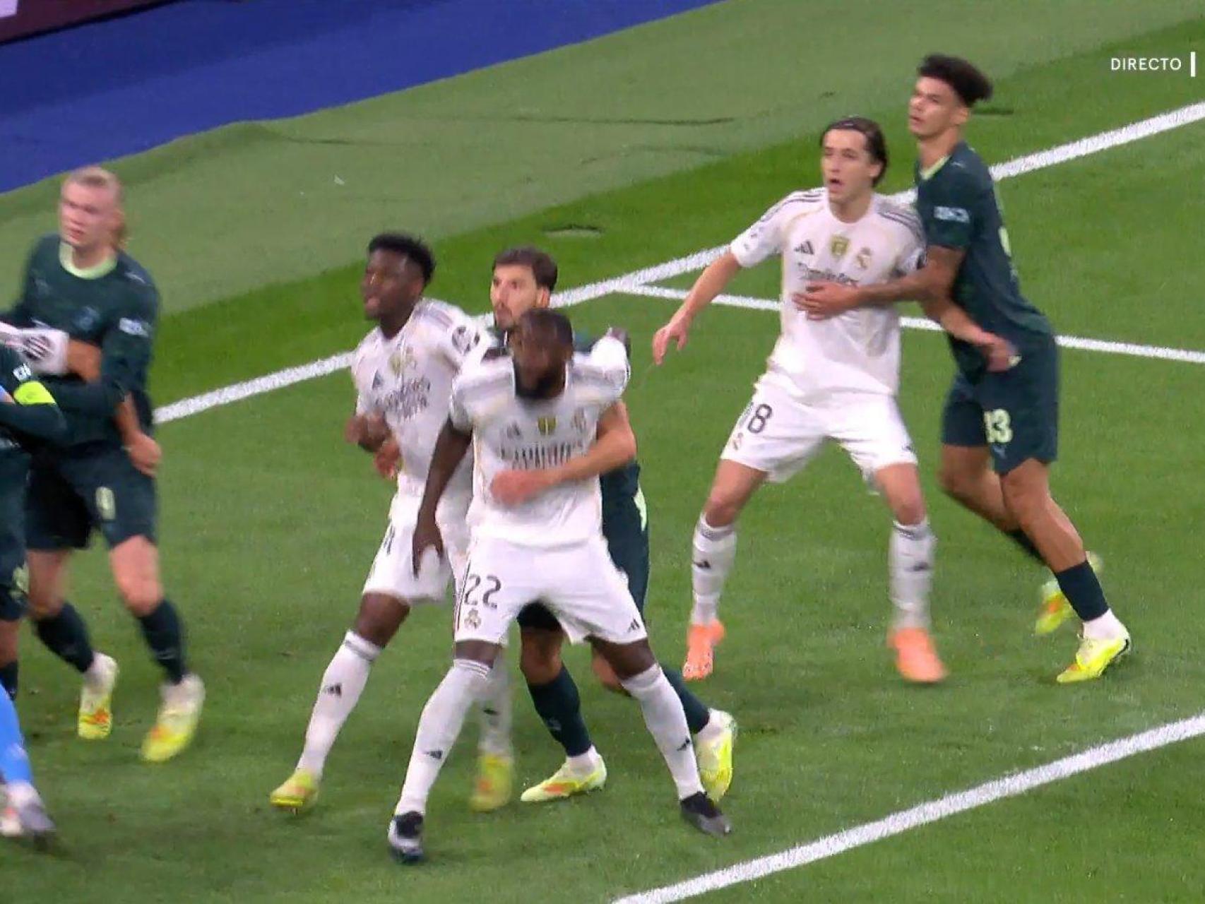 Bernardo Silva agarra a Courtois en el primer gol de O'Reilly.