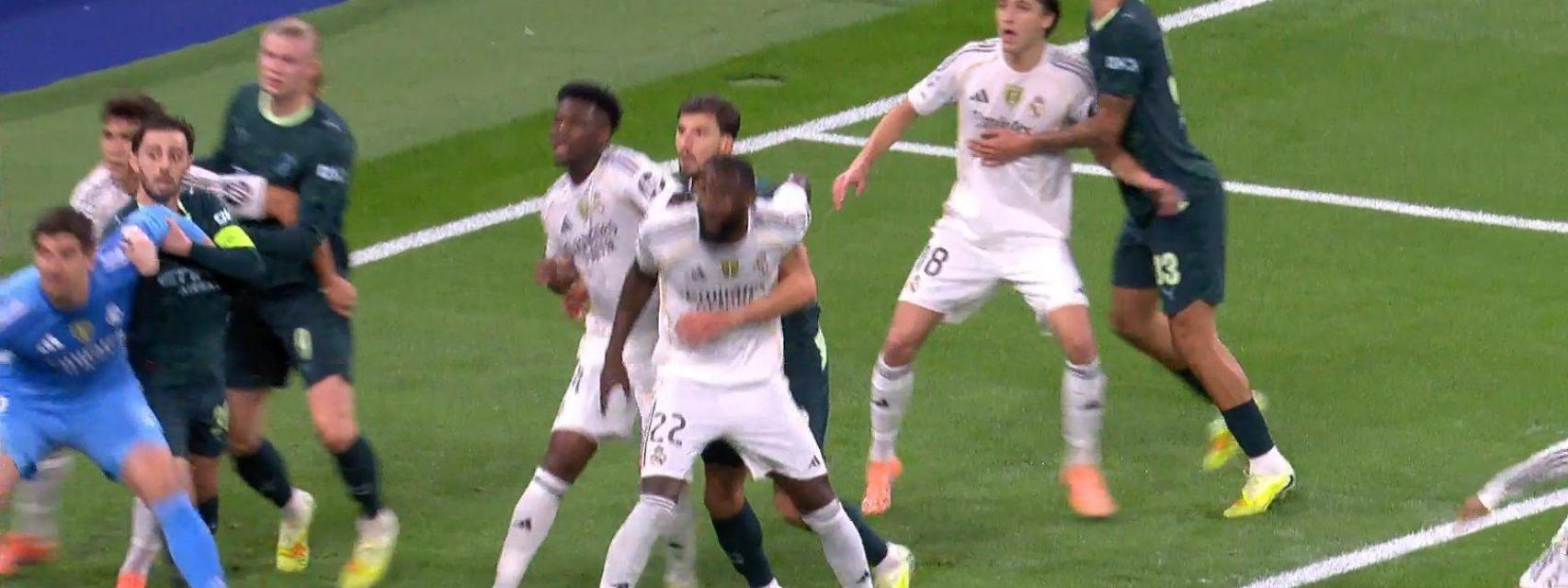 Bernardo Silva agarra a Courtois en el primer gol de O'Reilly.