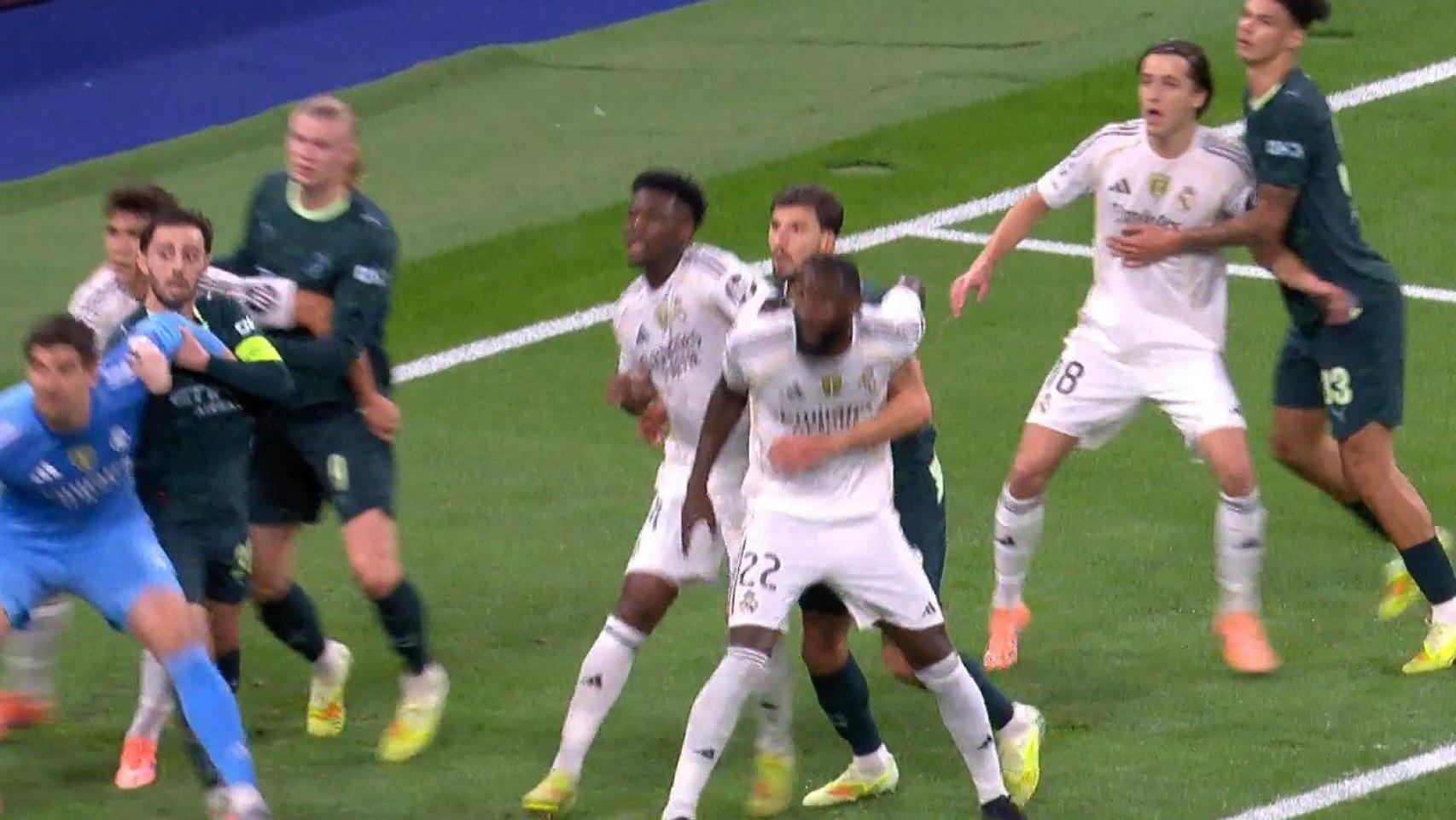 Bernardo Silva agarra a Courtois en el primer gol de O'Reilly.