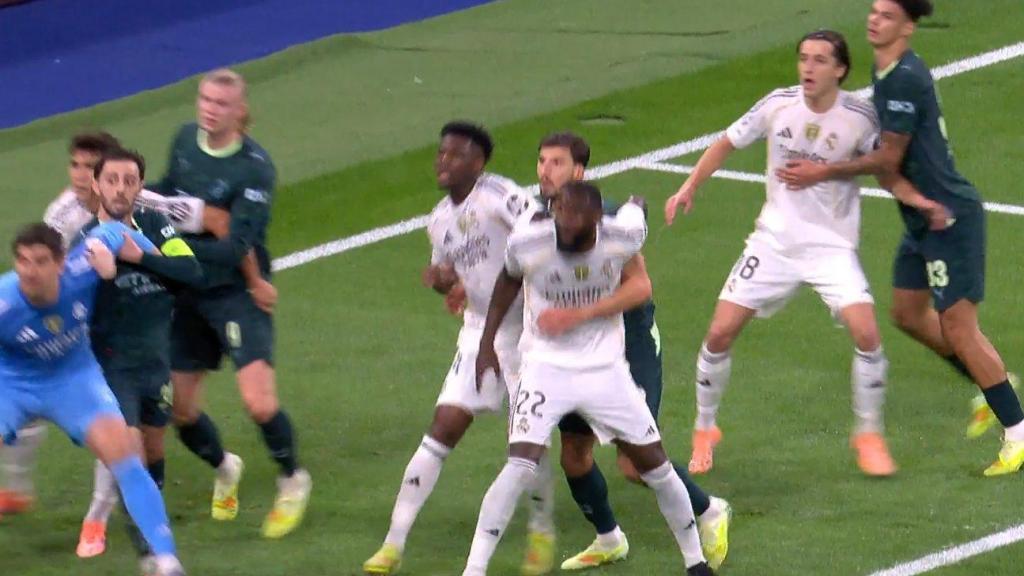 Bernardo Silva agarra a Courtois en el primer gol de O'Reilly.