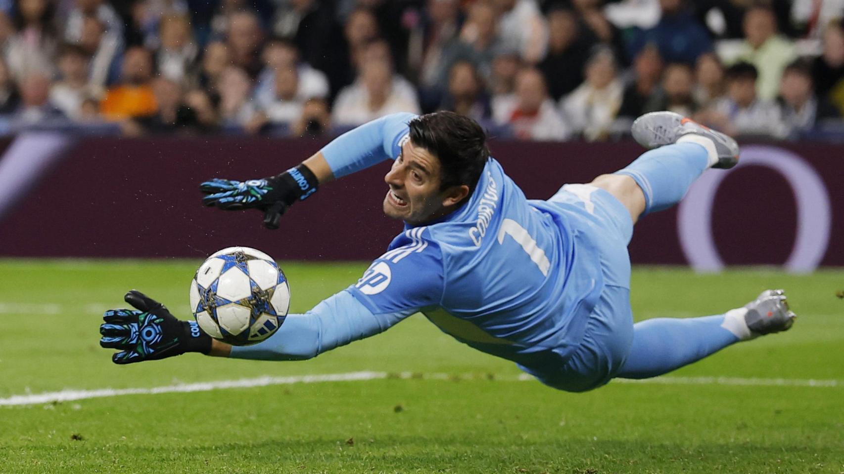 Courtois realiza una parada.