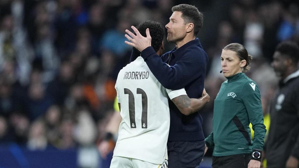 Rodrygo celebró su gol ante el Manchester City con Xabi Alonso