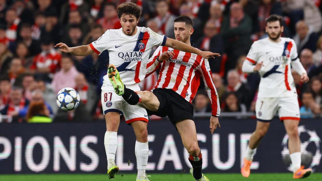 Oihan Sancet intenta quitarle el balón a Joao Neves durante el partido.