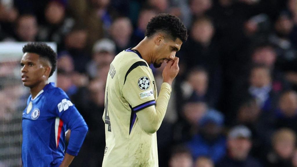 Ronald Araújo, abatido tras su expulsión contra el Chelsea