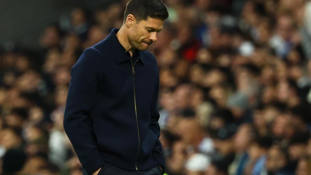 Xabi Alonso se lamenta por una acción del partido ante el Manchester City.