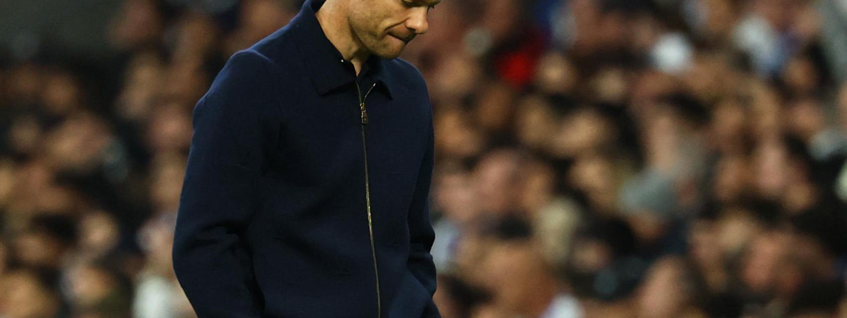 Xabi Alonso se lamenta por una acción del partido ante el Manchester City.