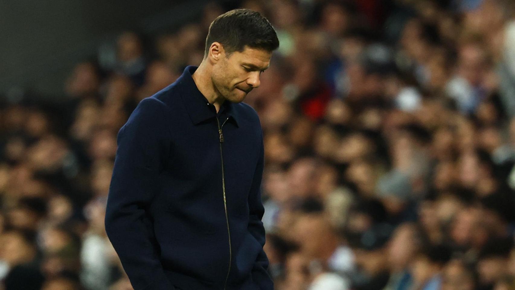 Xabi Alonso se lamenta por una acción del partido ante el Manchester City.