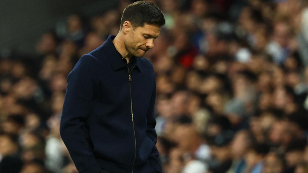 Xabi Alonso se lamenta por una acción del partido ante el Manchester City.