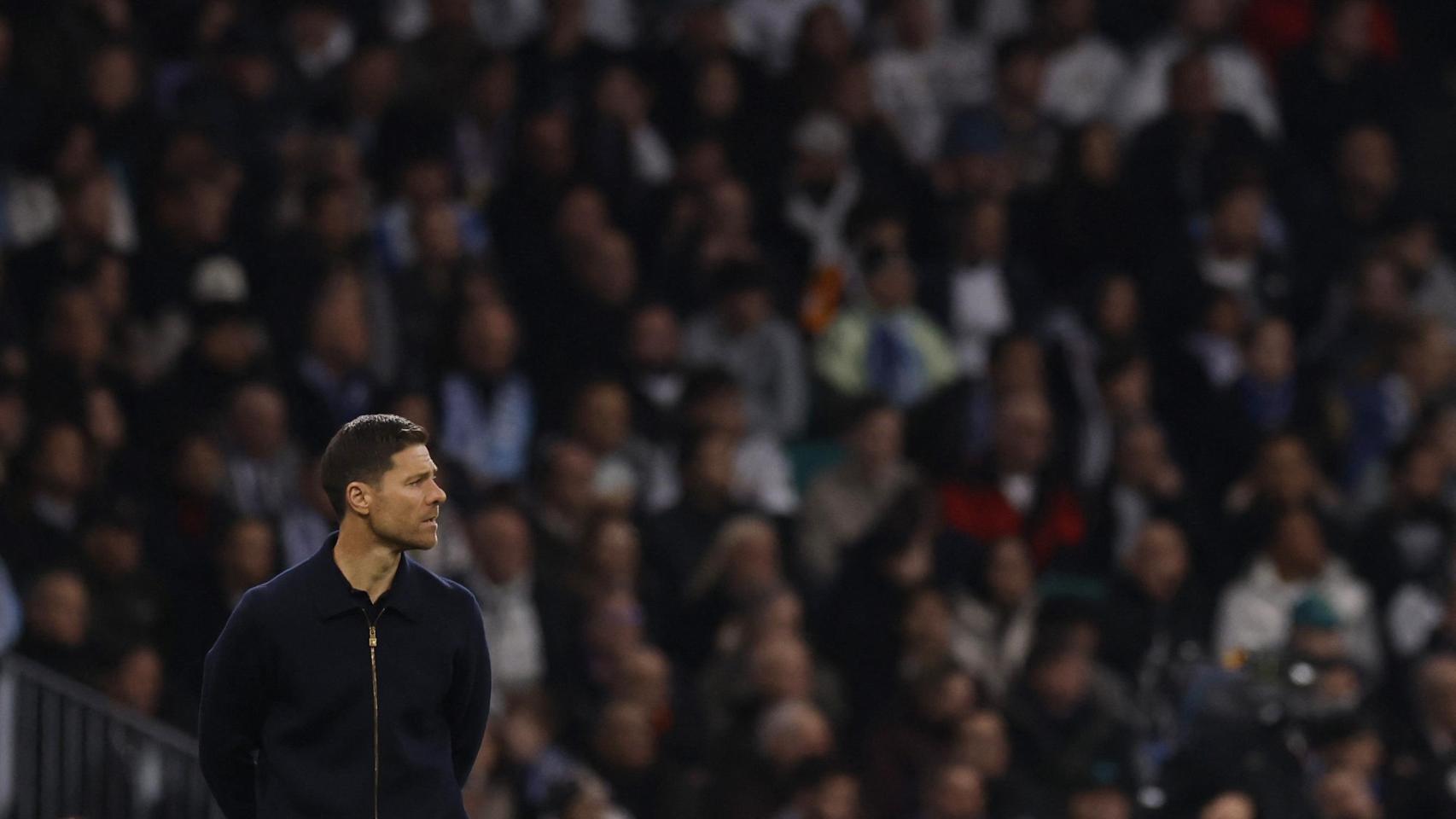 Xabi Alonso atento a la actuación de sus jugadores ante el Manchester City.