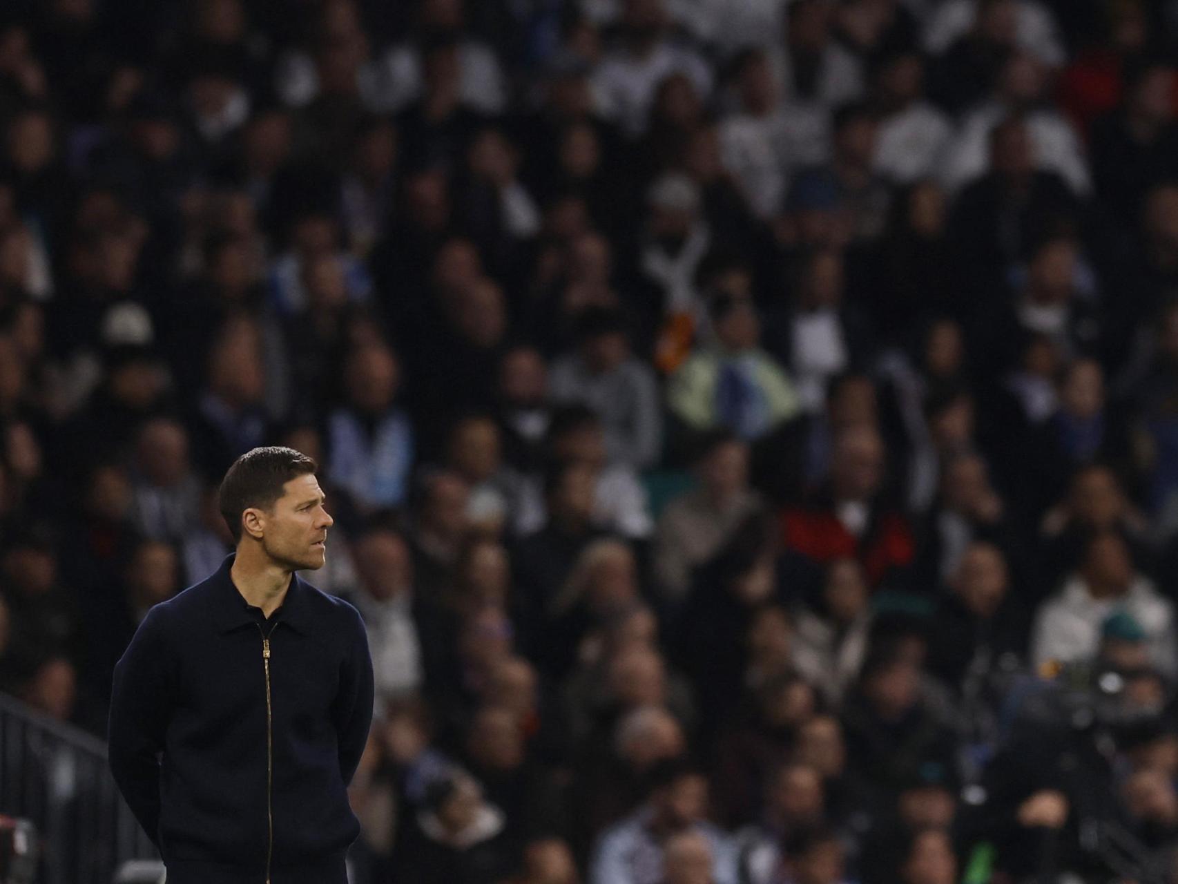 Xabi Alonso atento a la actuación de sus jugadores ante el Manchester City.