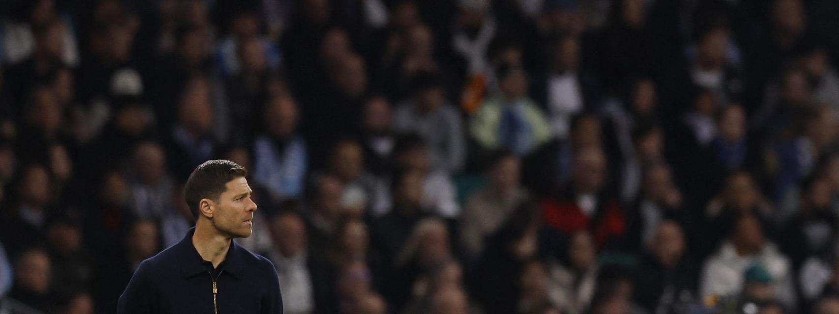 Xabi Alonso atento a la actuación de sus jugadores ante el Manchester City.