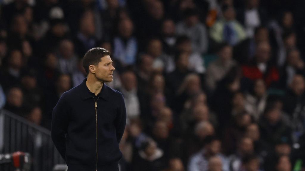 Xabi Alonso atento a la actuación de sus jugadores ante el Manchester City.