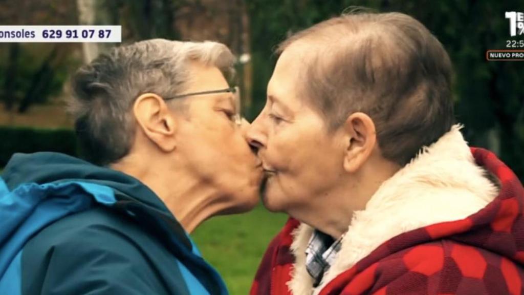 Begoña y Carmen comparten un beso.