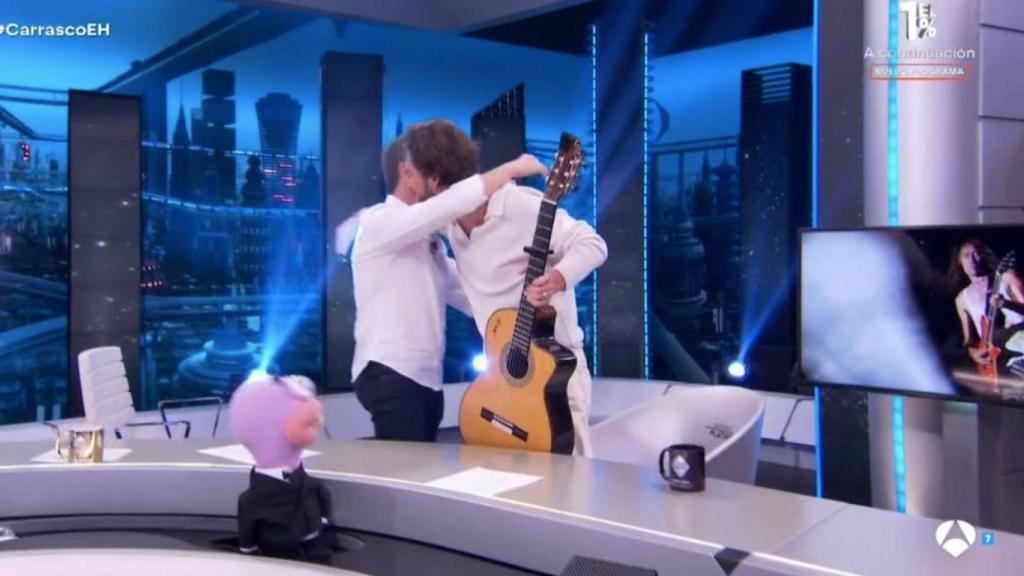Pablo Motos y Manuel Carrasco se abrazan en 'El Hormiguero'
