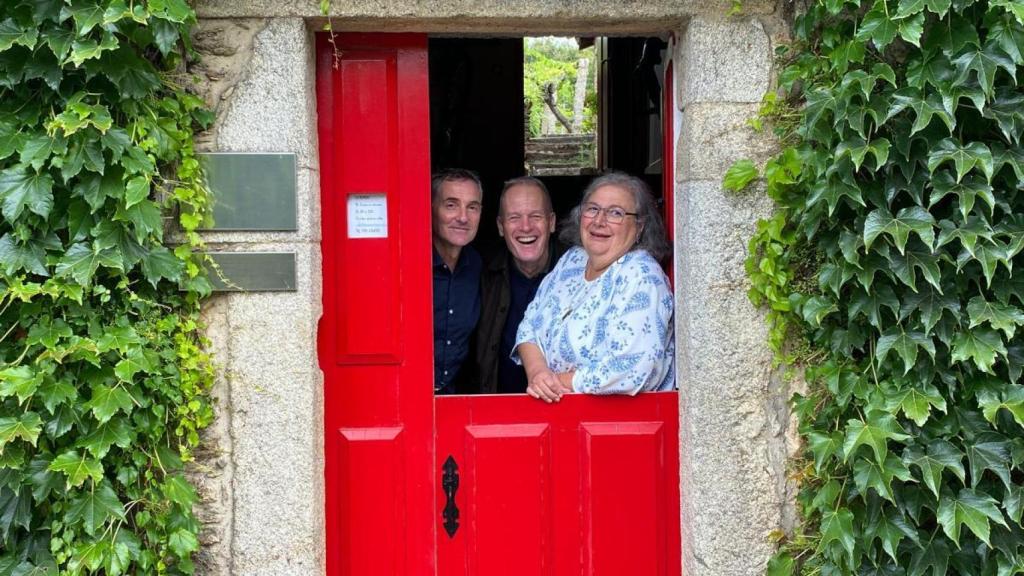 Chema Ureta, Tim Atkin y Luisa Freire en la bodega Santiago Ruiz.