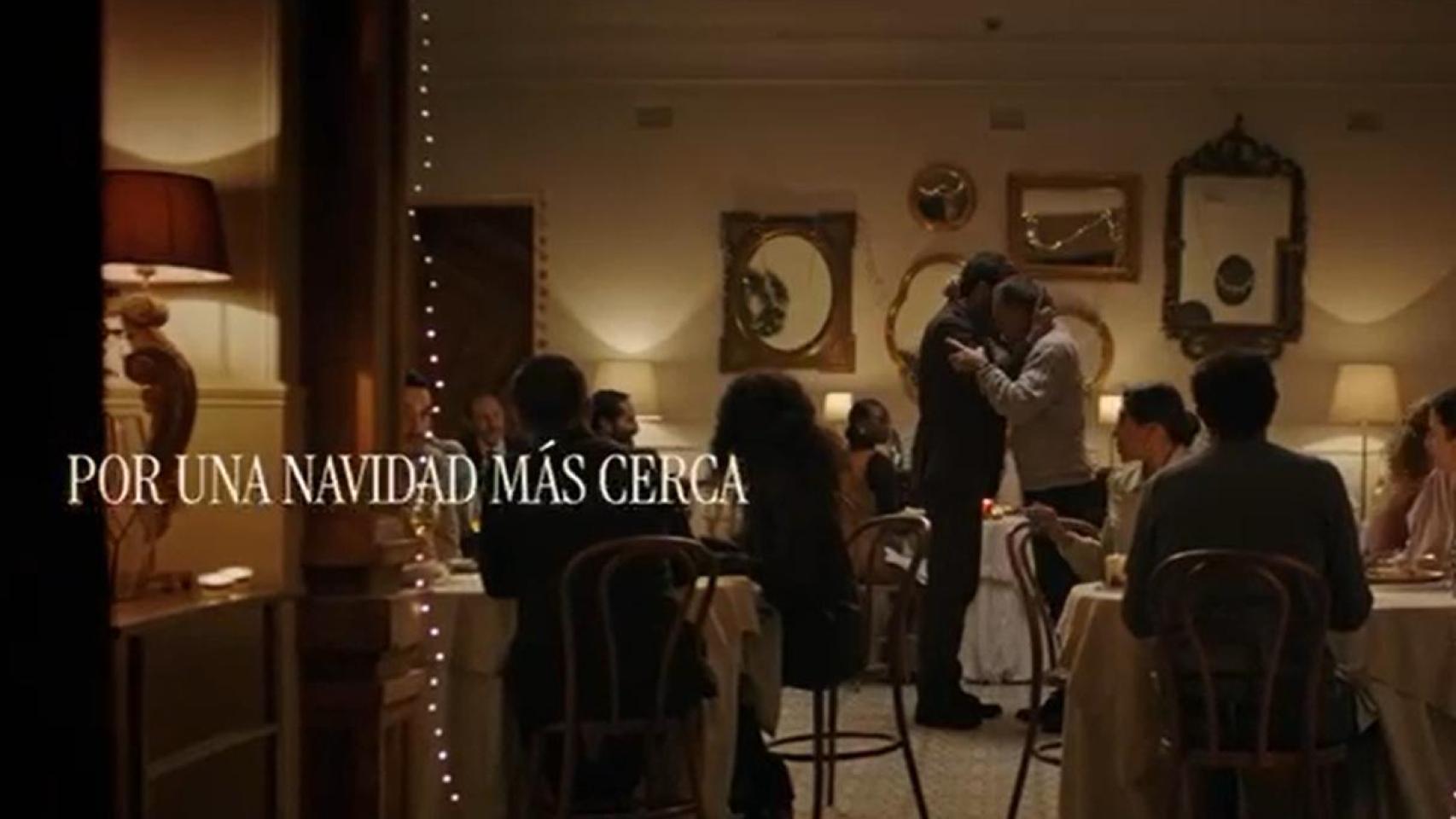 Frame de 'El reencuentro', el spot navideño de Mediaset 2025.