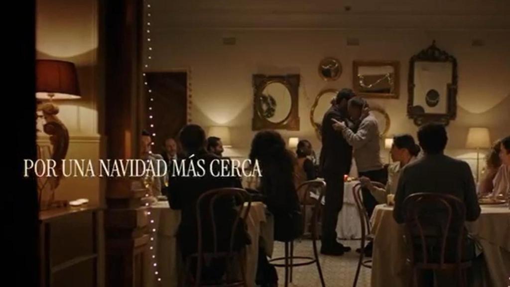 Frame de 'El reencuentro', el spot navideño de Mediaset 2025.