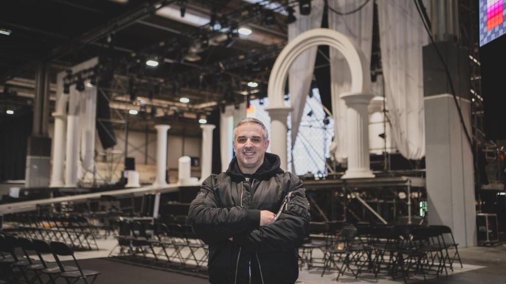 Gonzalo Peña durante el montaje de los Premios Ídolo 2025 en Ifema.