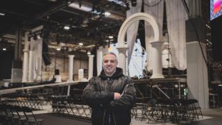 Gonzalo Peña durante el montaje de los Premios Ídolo 2025 en Ifema.
