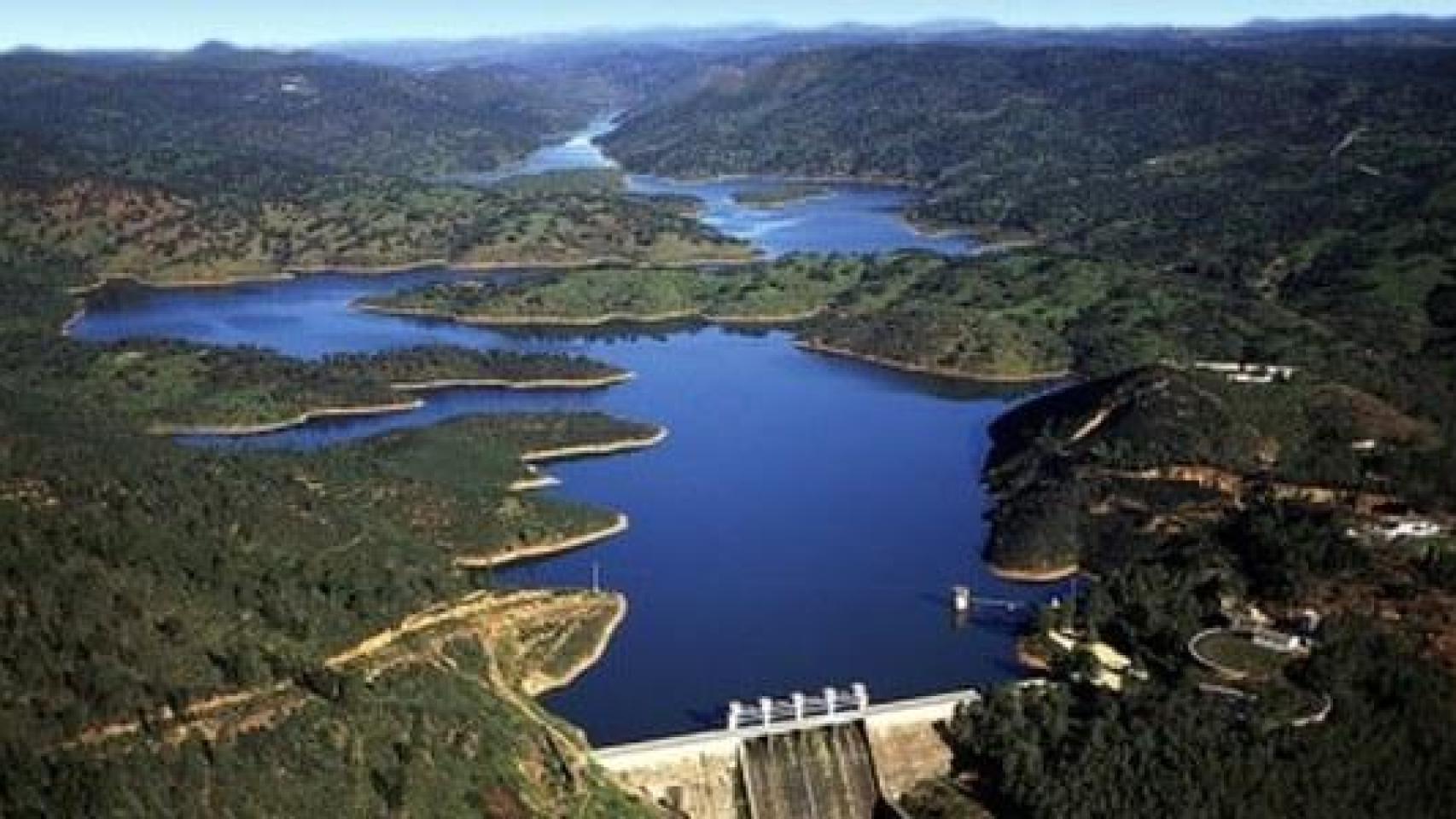 Uno de los embalses de Emasesa.