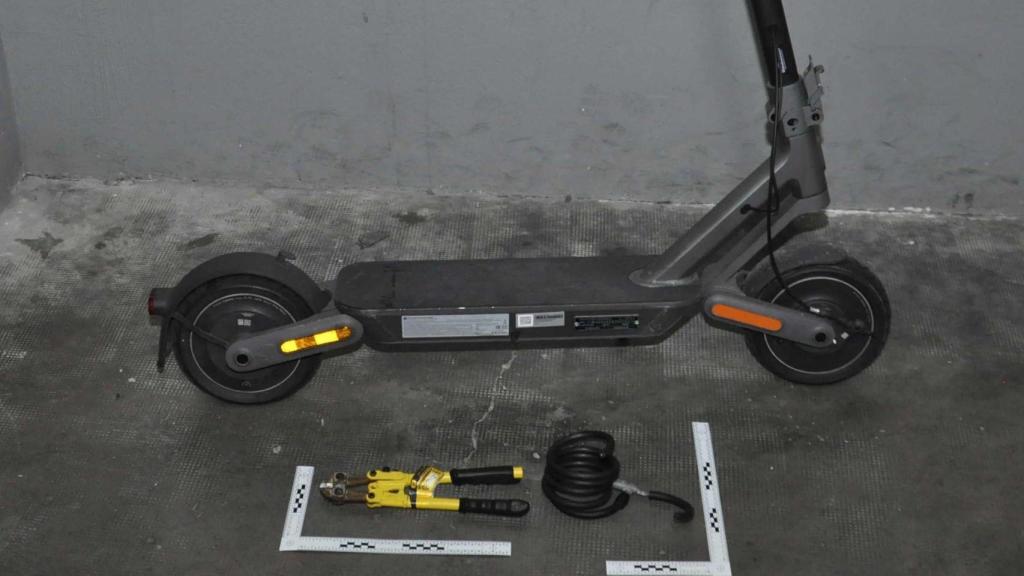 Roba un patinete de 1.000 euros aparcado en plena calle, en Pontevedra.