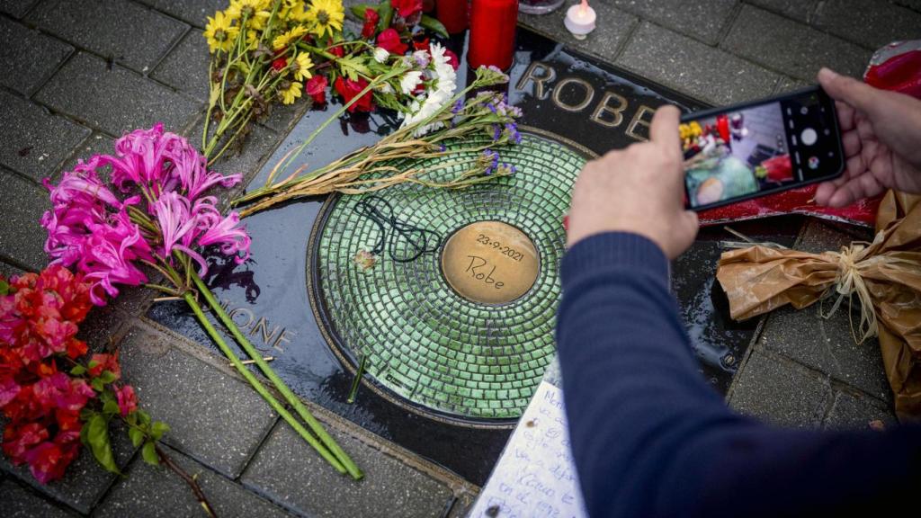 Las muestras de recuerdo hacia Robe Iniesta, fallecido este miércoles, se extienden por toda Extremadura, como en Mérida, donde los ciudadanos han depositado flores y han dejado velas encendidas junto a la placa conmemorativa dedicada al musico placentino.