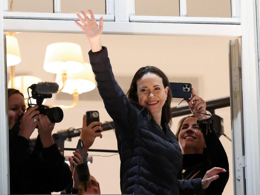 La ganadora del Premio Nobel de la Paz, María Corina Machado, saluda desde un balcón del Grand Hotel.