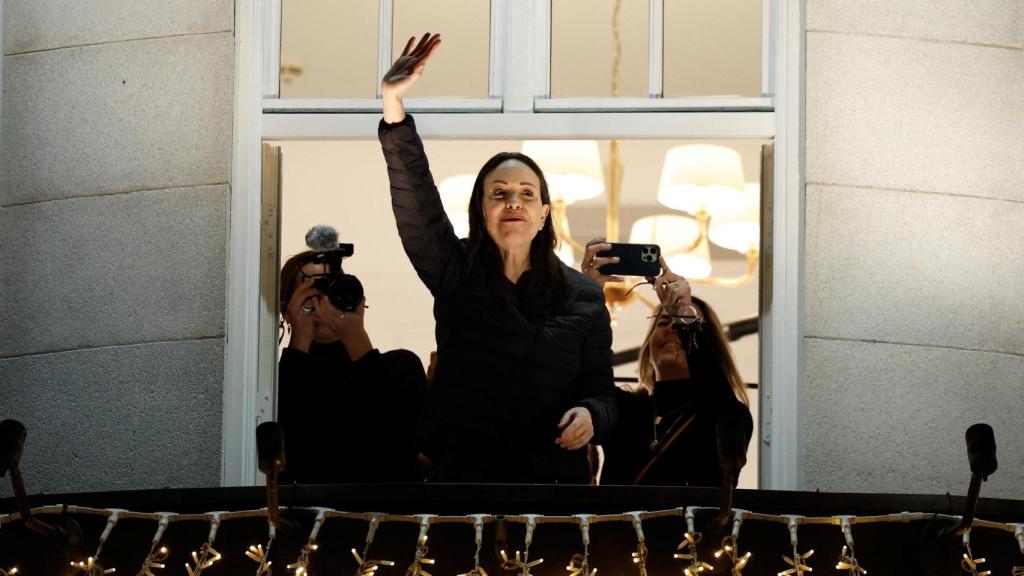 La Premio Nobel de la Paz, María Corina Machado, gesticula desde el balcón del Grand Hotel de Oslo, Noruega, el 11 de diciembre de 2025.