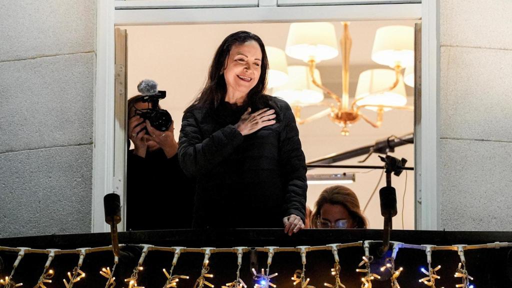 La Premio Nobel de la Paz, María Corina Machado, gesticula desde el balcón del Grand Hotel de Oslo, Noruega, el 11 de diciembre de 2025.