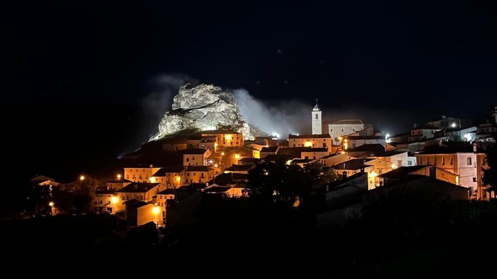 El pueblo galardonado en una postal nocturna.