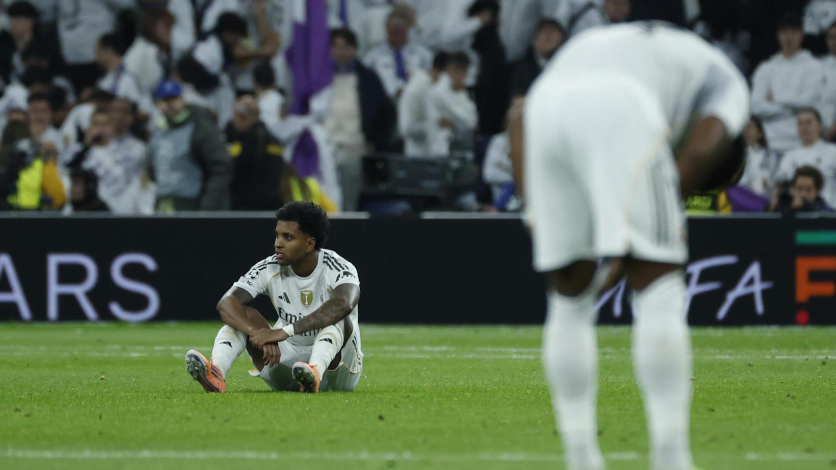 Rodrygo, sentado en el césped tras el partido contra el Manchester City