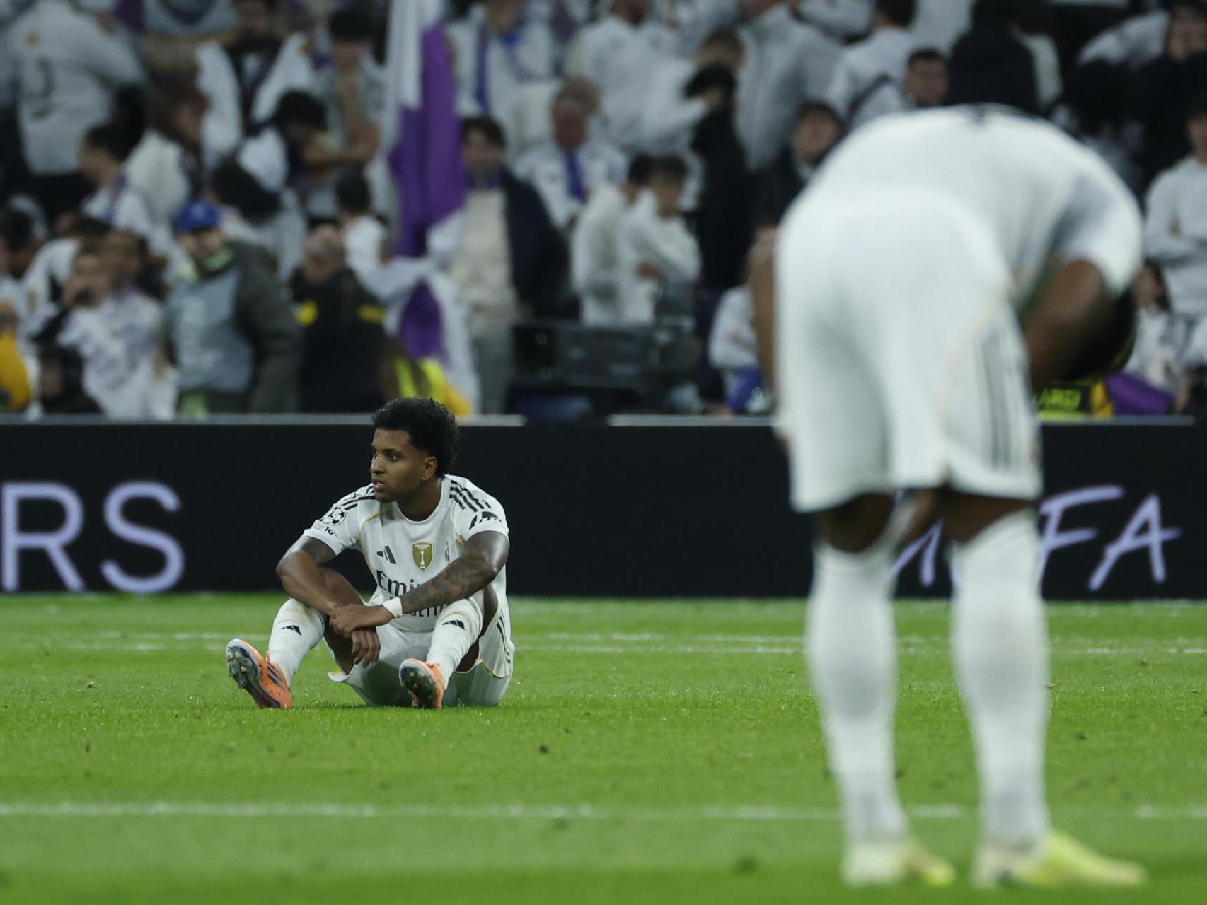 Rodrygo, sentado en el césped tras el partido contra el Manchester City