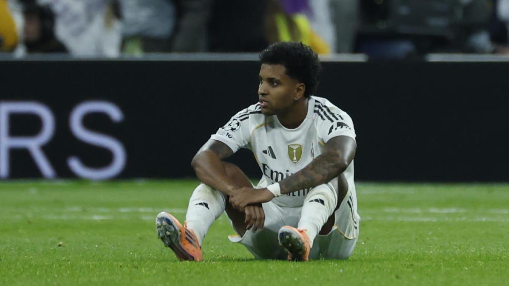 Rodrygo, sentado en el césped tras el partido contra el Manchester City